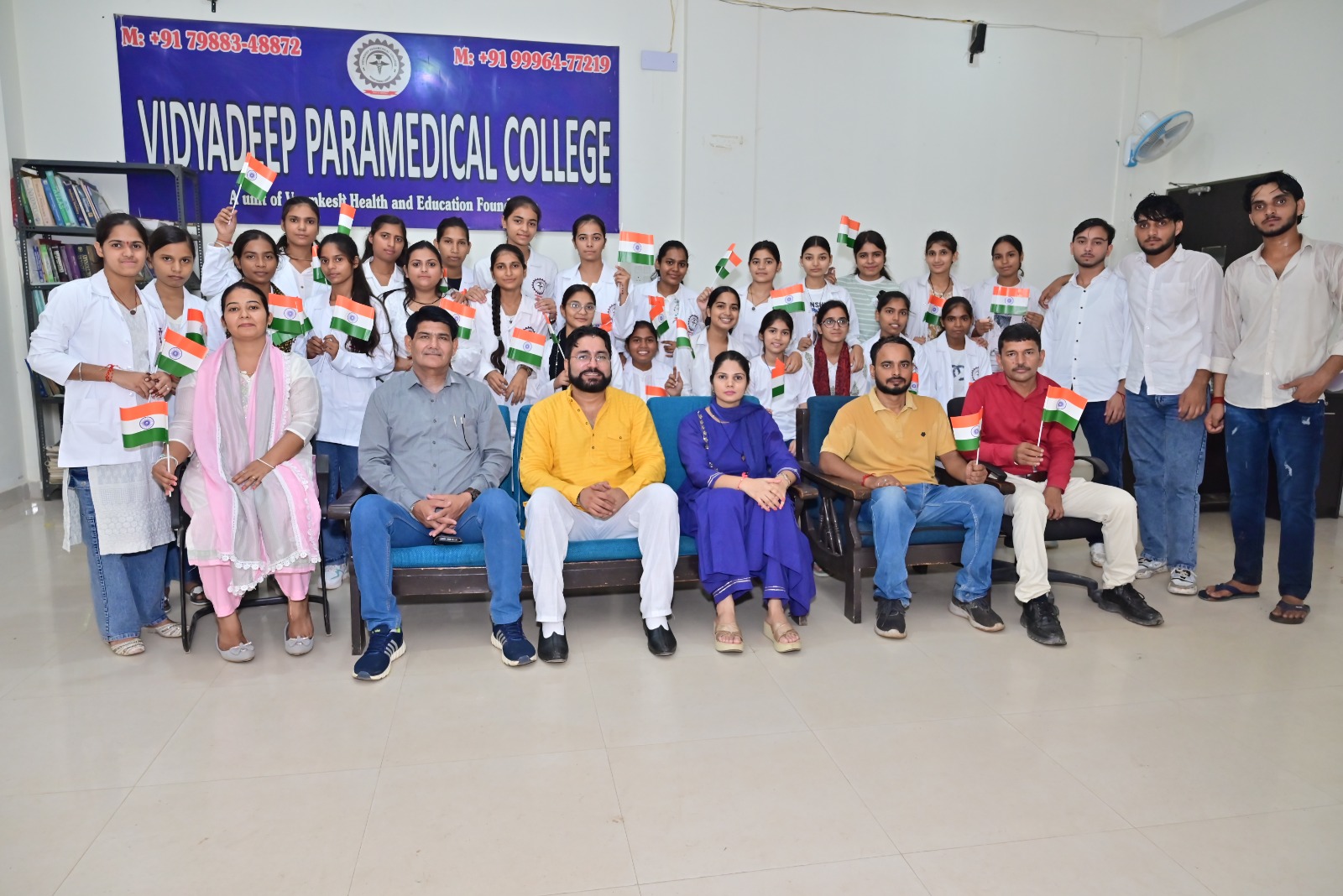 Group photo of students and faculty at Vidyadeep Paramedical Institute